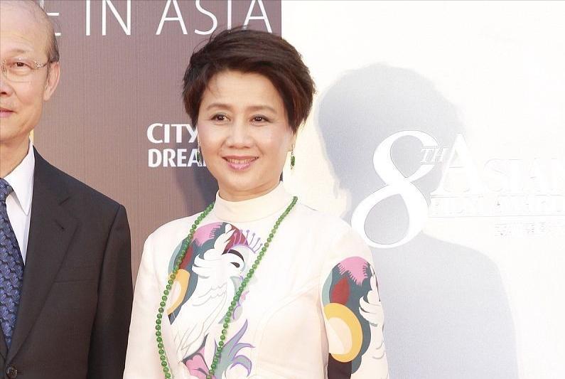 2018年，鲁豫去澳门采访赌王四太梁安琪的路上和一辆奔驰剐蹭，鲁豫为了赶时间，下