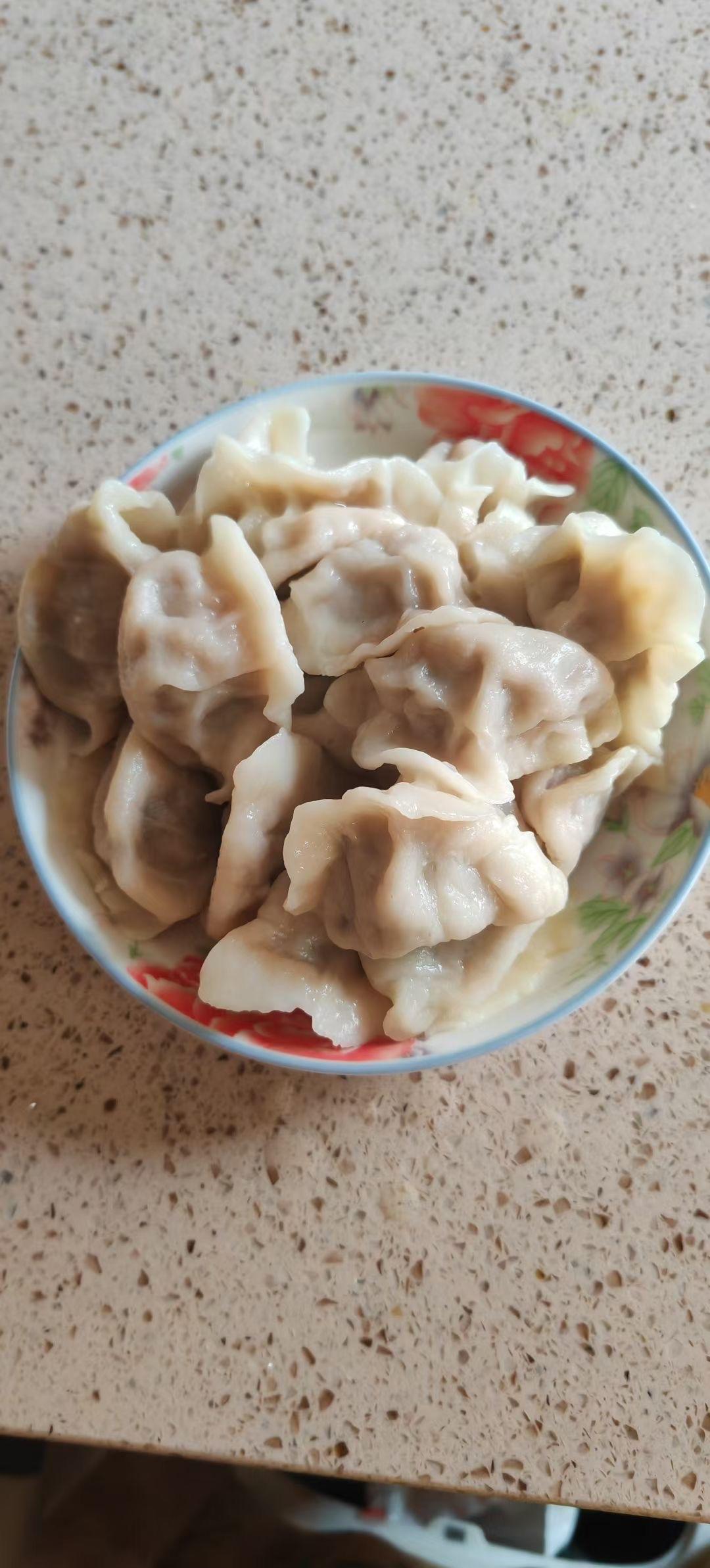大概在25岁之前是一点都不喜欢吃饺子的，然而因为有了一个东北的亲戚，有一次去往东