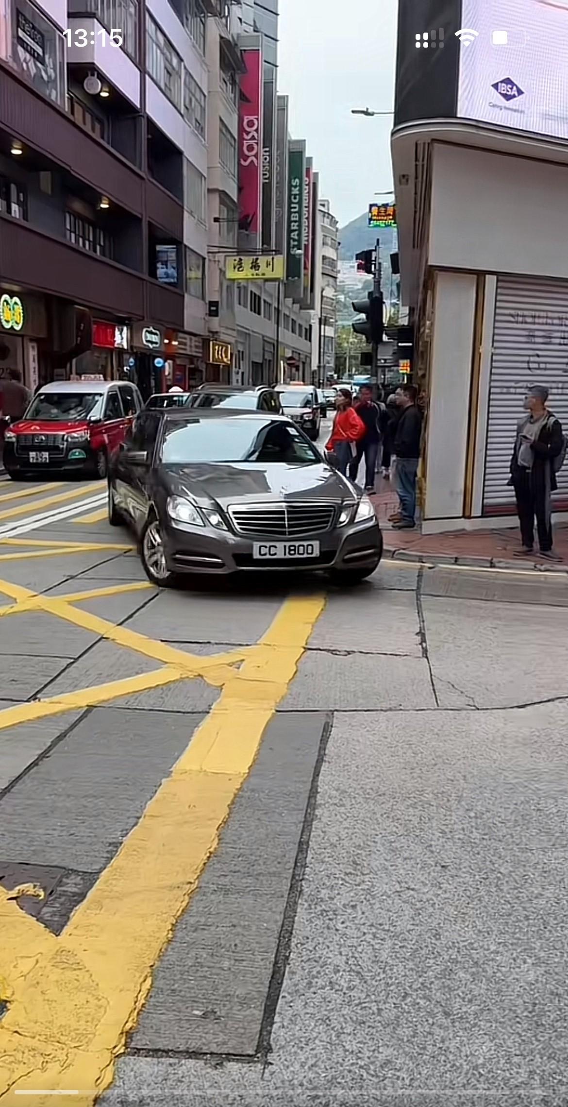 香港铜锣湾街头偶遇，李嘉诚的大公子李泽钜的座驾是一辆六门加长版防弹奔驰E350，
