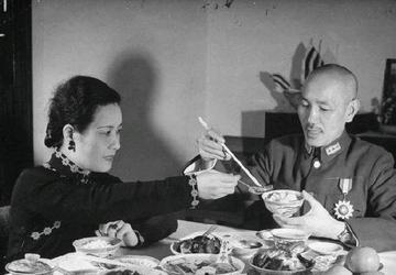 蒋介石有五个雷打不动的习惯❗一，按时睡觉二，保持静坐三，定时饮水四。饮食清淡五，