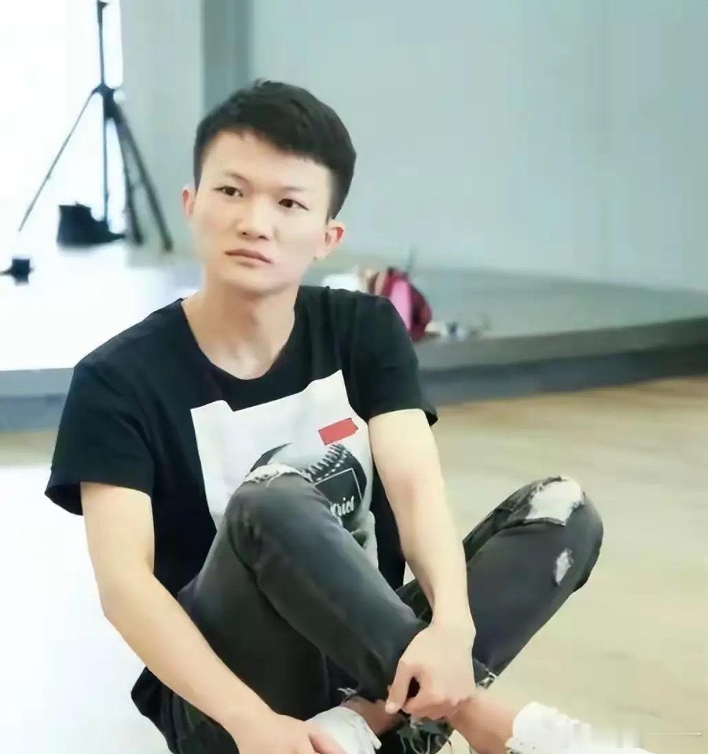 周深不男不女！露大腿穿裙子👗，现在男星开演唱会穿裙子还少吗？没啥大惊小怪，何必
