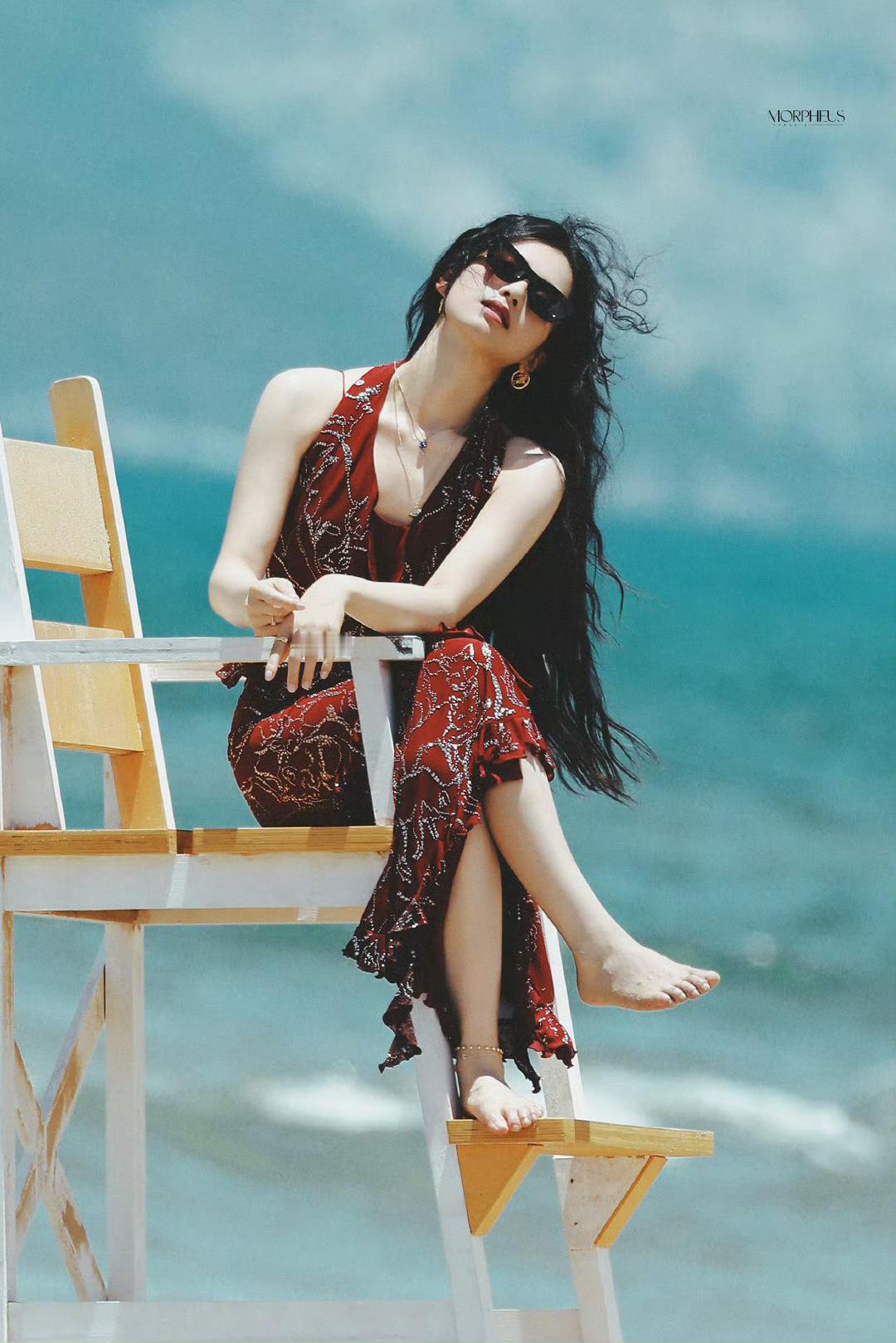 张婧仪三亚vogue盛典造型卷发红裙明艳的港风沙滩美人​​​