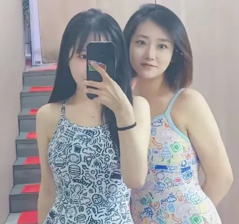 高颜值的妈妈和女儿，二选一