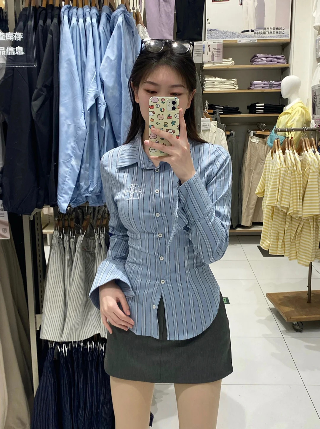 优衣库镜子商场镜子都是如此，让你看上去美丽又帅气！所以买衣服一定要带一个人去！