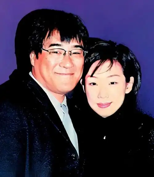 1994年台北演唱会，李宗盛在台上跟林忆莲合唱《当爱已成往事》，他老婆朱卫茵就坐在台下。后来林忆莲怀