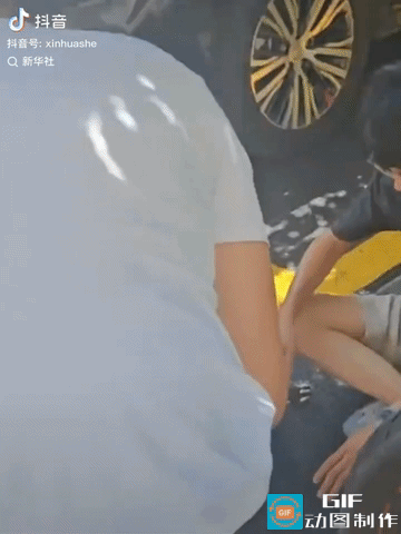 “火上新华社了！”山东聊城，一位年轻男子被骗子洗脑，在银行取了一包现金后赶去送给