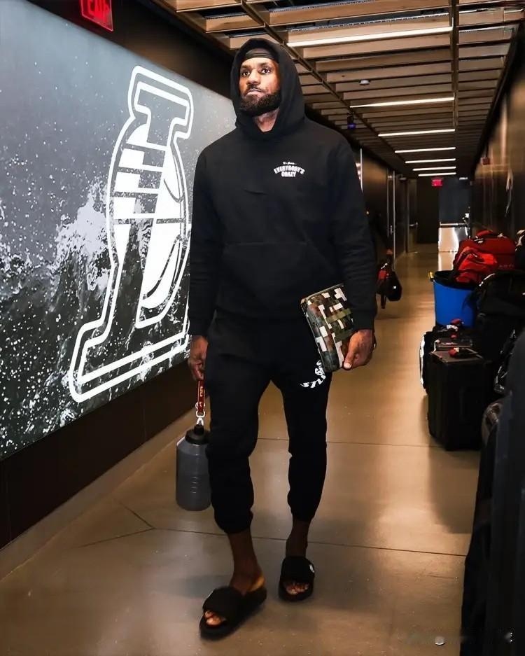 湖人超级球星詹姆斯真是太自私自利了！今天美国名记Shams在节目中聊到了詹姆斯，