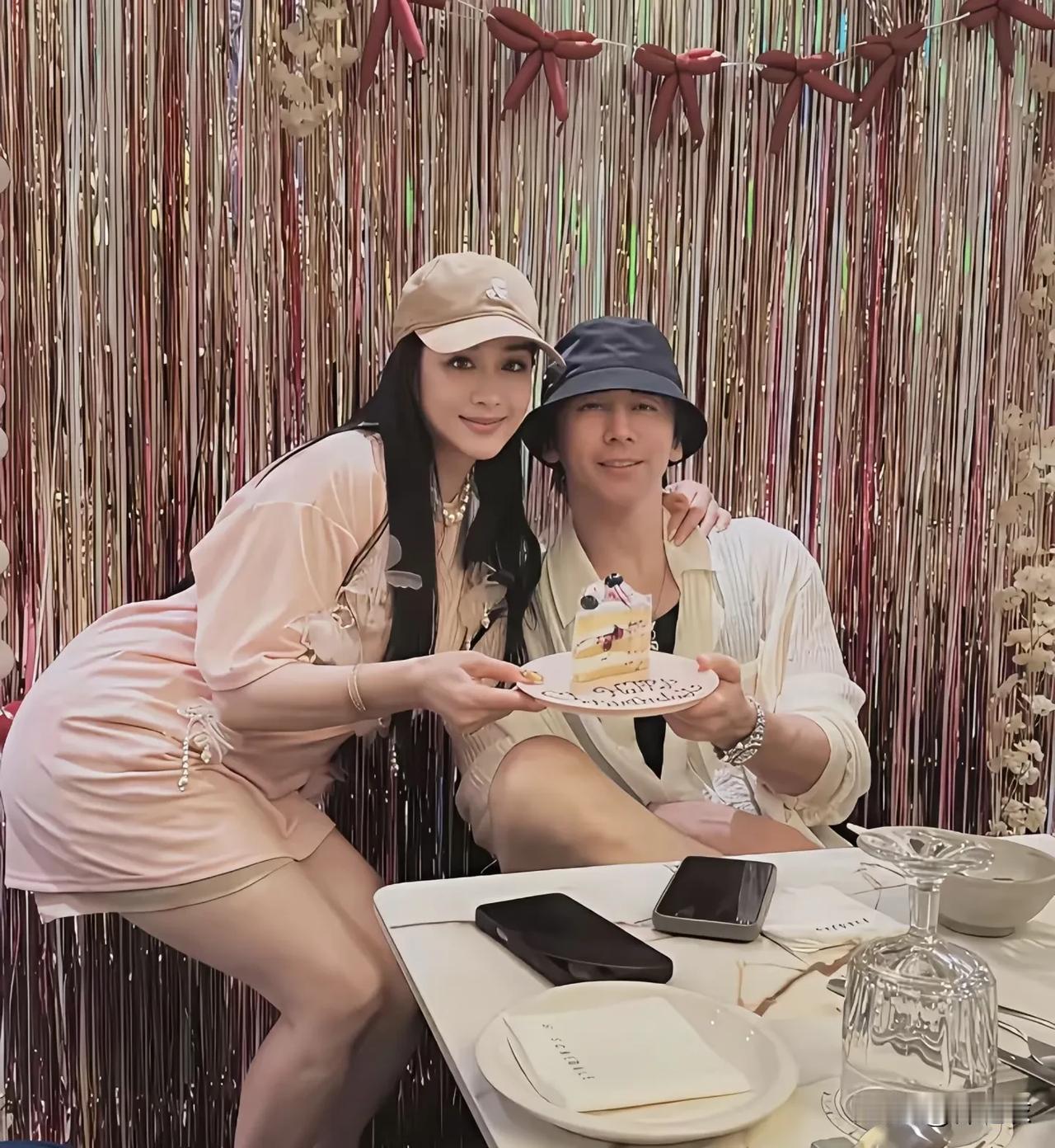 54岁的钟丽缇为老公庆祝生日，下面的评论并没有祝福，而且很多评论区更是酸死咯。
