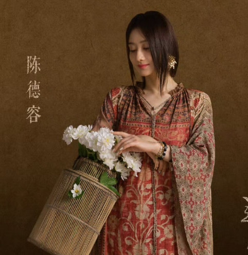陈德容调侃自己的梗已经是信手拈来了，就连投票环节都在说，要投全部，不能投个大概了