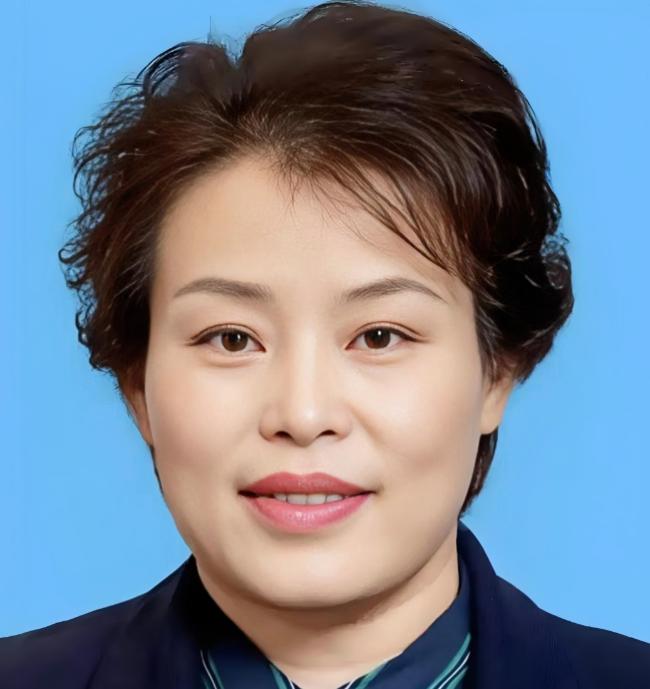 一条通报，看得人直犯迷糊泰安那位57岁的女副市长刘峰梅，栽了。山东昌乐人，早年还