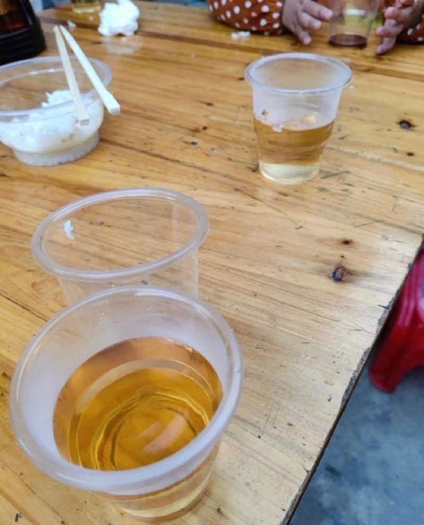 喝茶的时候女朋友又在我家人面前犯错了​​​