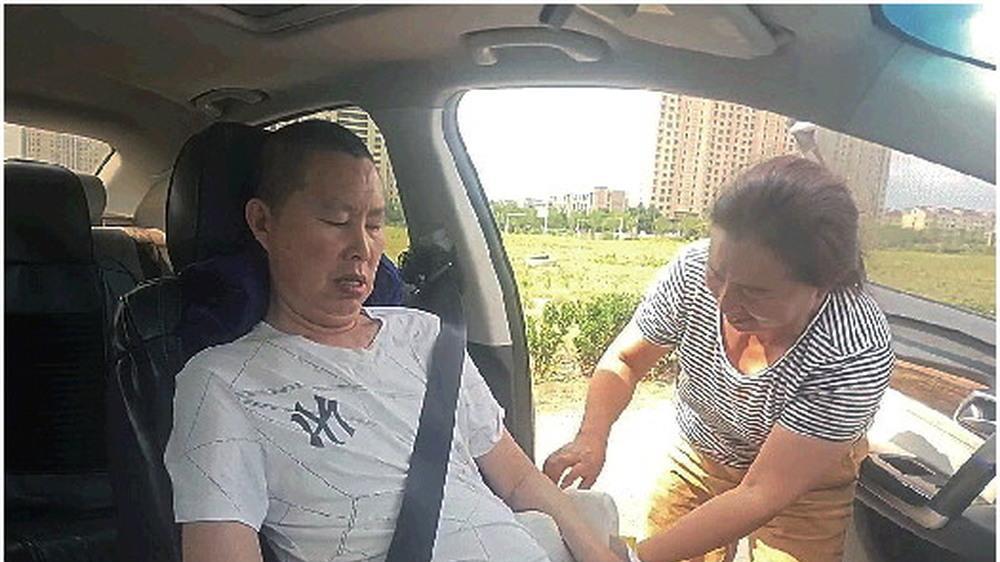 在青岛平度,有这样一对患难与共的夫妻。四年前,开网约车的丈夫确诊渐冻症,为了治病