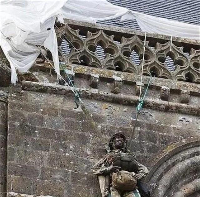 1944年，一名伞兵因失误，被挂在法国的一个教堂上，当德军发现他的时候，他装死骗