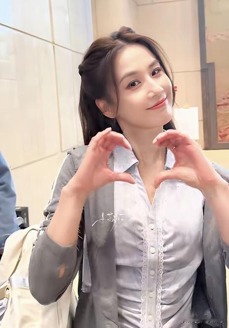 别再问黄圣依为啥突然回春了，真相只有一个，离异是最好的“整容刀”！你看她
