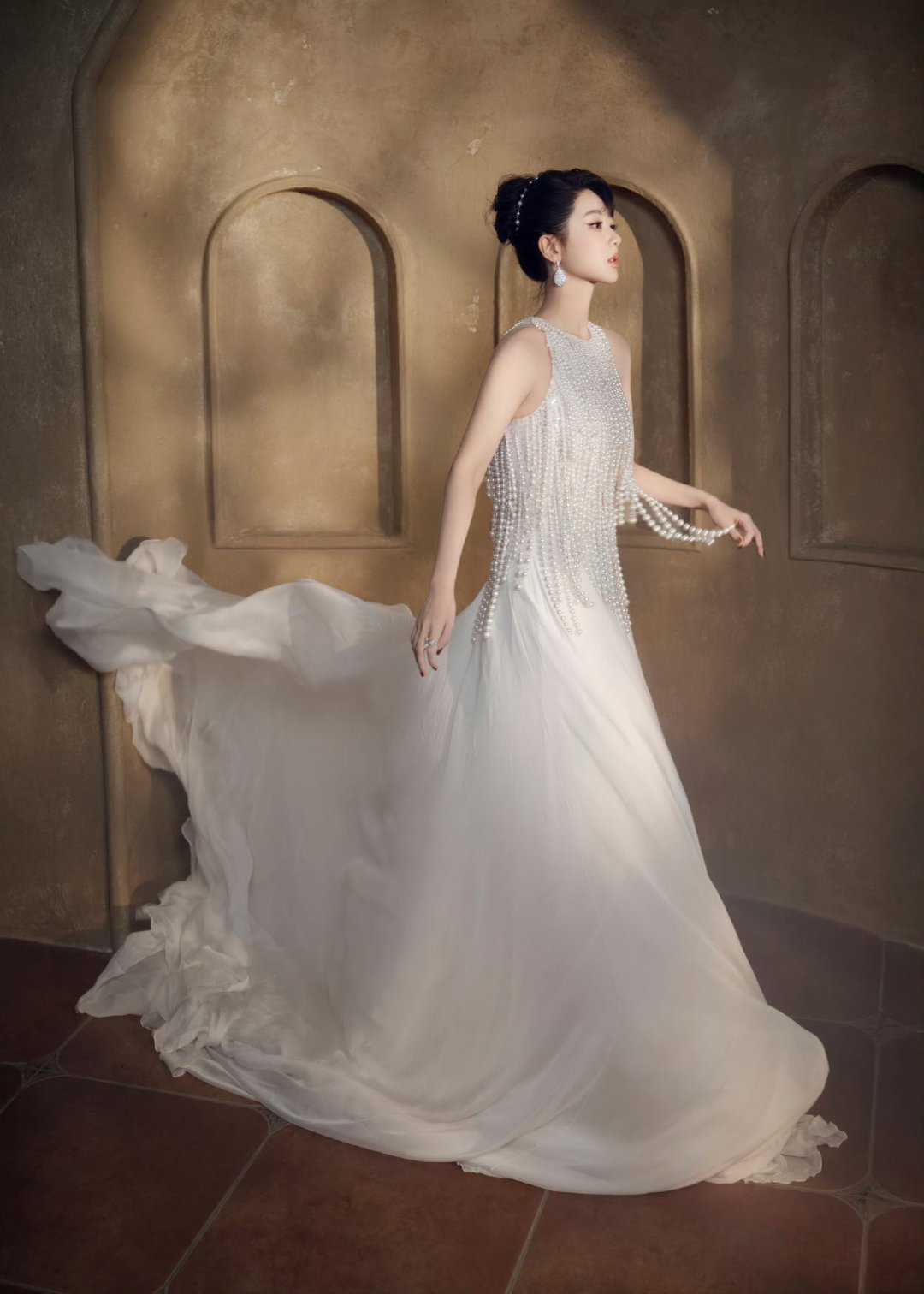 杨紫珍珠高定杨紫的珍珠高定造型堪称「东方优雅与高定浪漫」的完美融合！一袭缀满珍珠