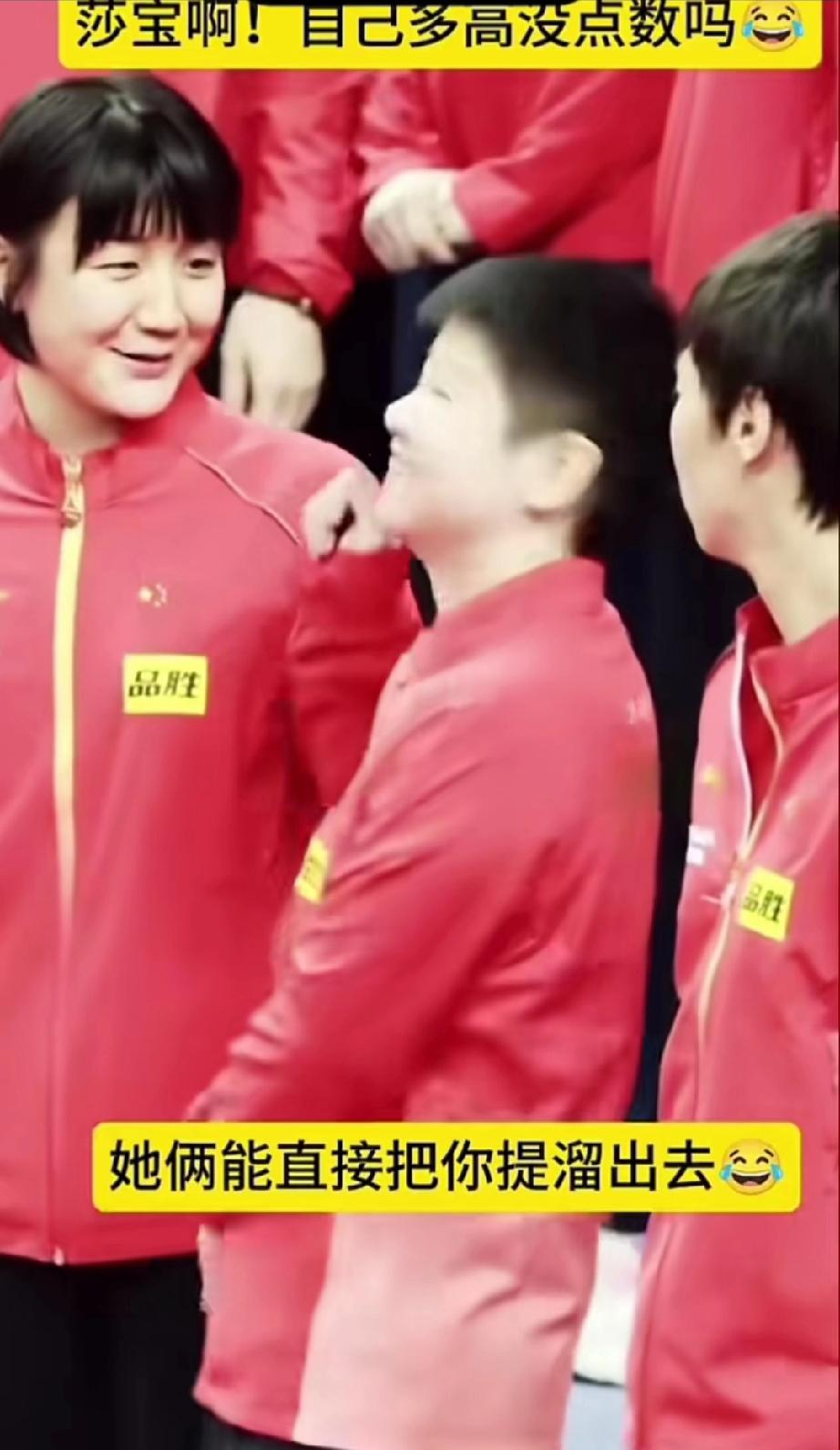 旁边的小胖看着笑闹的三姐妹，心里很疑惑。有这么好笑吗？就简单的身高问题，不是很