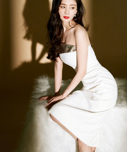 幂幂与白色礼服的适配度