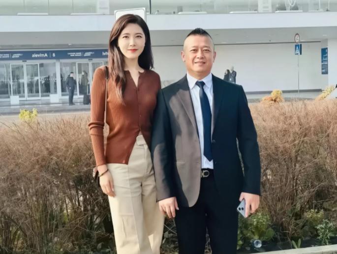 她是公认的两百年一见的顶级神颜，曾让无数男人甘愿拜倒裙下，如今49岁了，身边空无