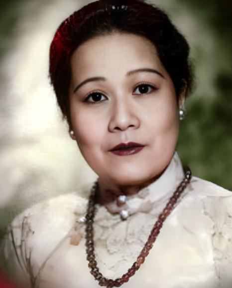 抗战时期，民国一女人，无官无职，只靠一张关系网操盘，国难当头捞走百亿！她究竟是谁