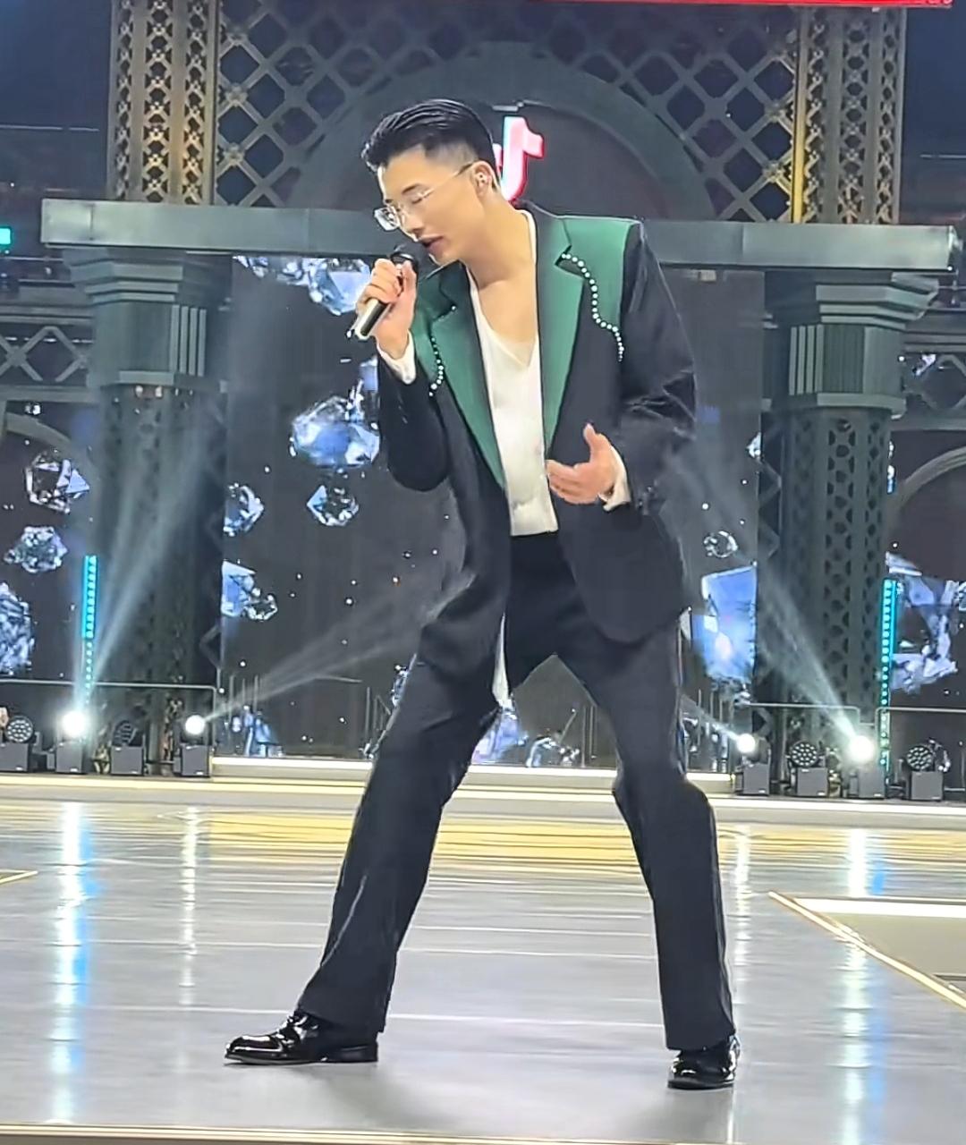 网红开演唱会，从百万人气跌到不足十万，到底怎么回事？郭有才靠一首《诺言》在菏