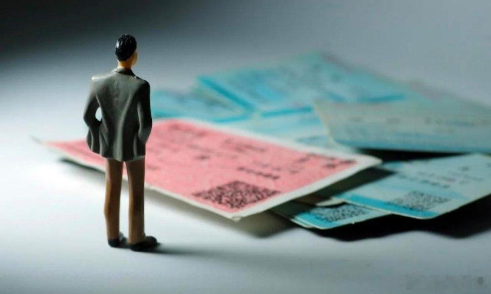 既然如此，为什么不一开始就把第三方抢票平台禁了？要等到今天才掀桌子呢？原因很简单