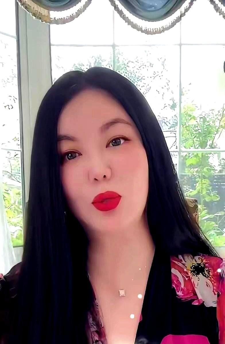 三万八的香奈儿外套一秒售罄，李湘在巴黎边刷卡边笑说“钱多得花不完”，屏幕那头的富