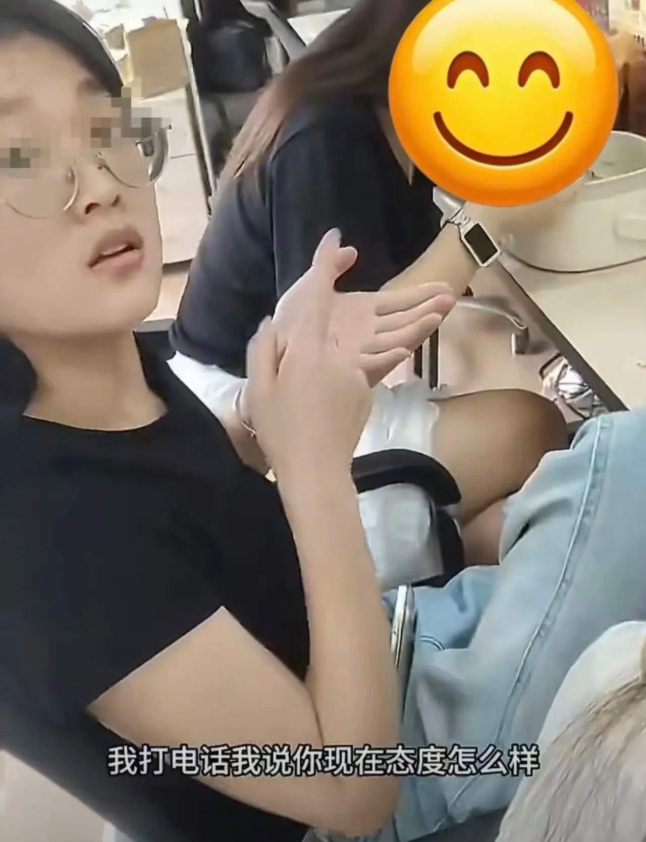戴着眼镜，气质上看着斯斯文文、彬彬有礼的女孩子，性格作态方面却给人一种粗鲁没教养