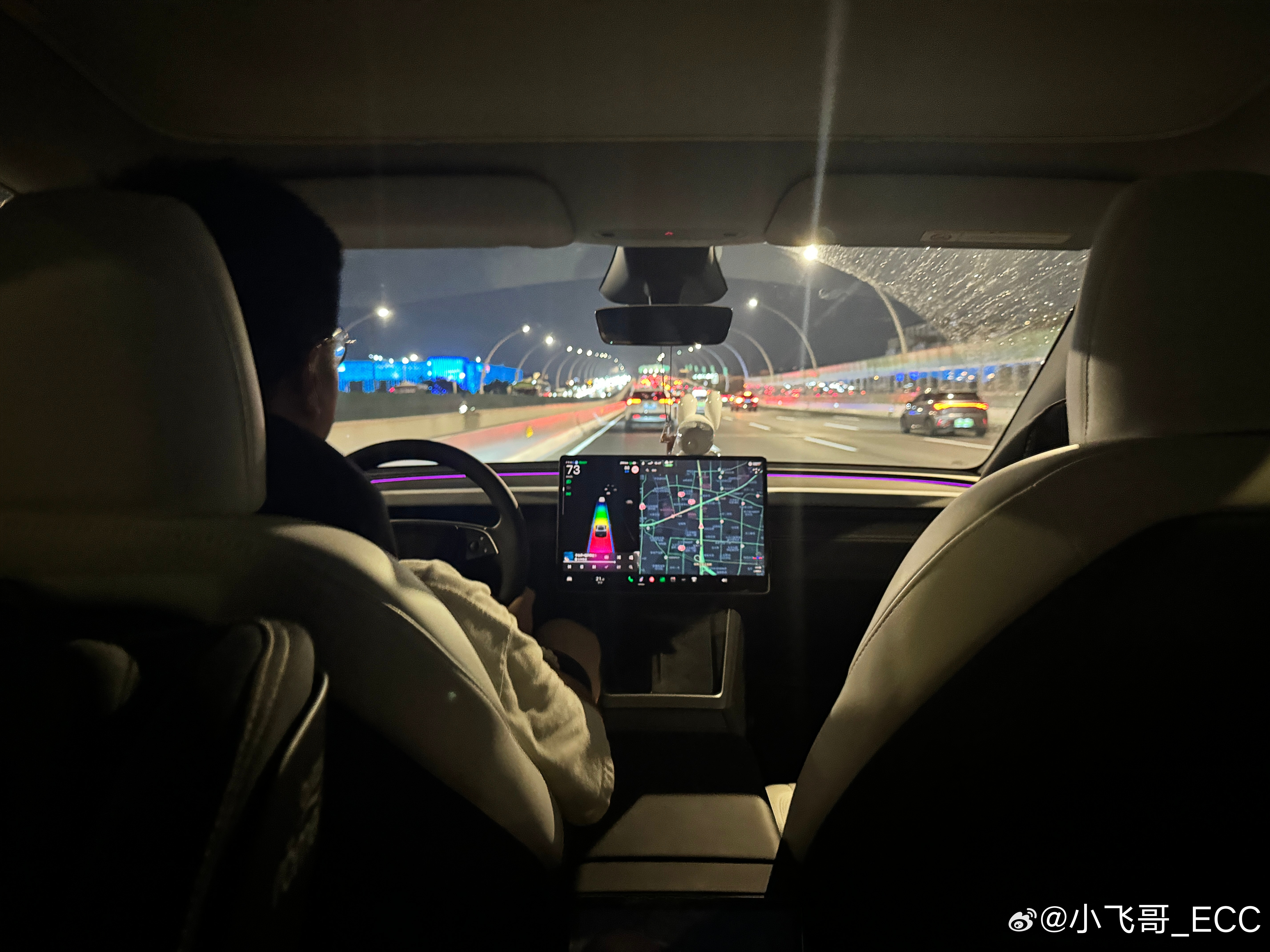 每次儿子不肯睡觉就带他去车上睡，中环绕一圈70来公里，上车基本10分钟就睡着了。