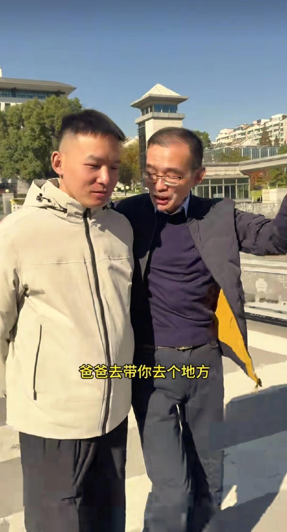 谢浩男接受了媒体的年度人物专访。在专访中，他告诉记者，他觉得谢浩男这孩子挺惨的。