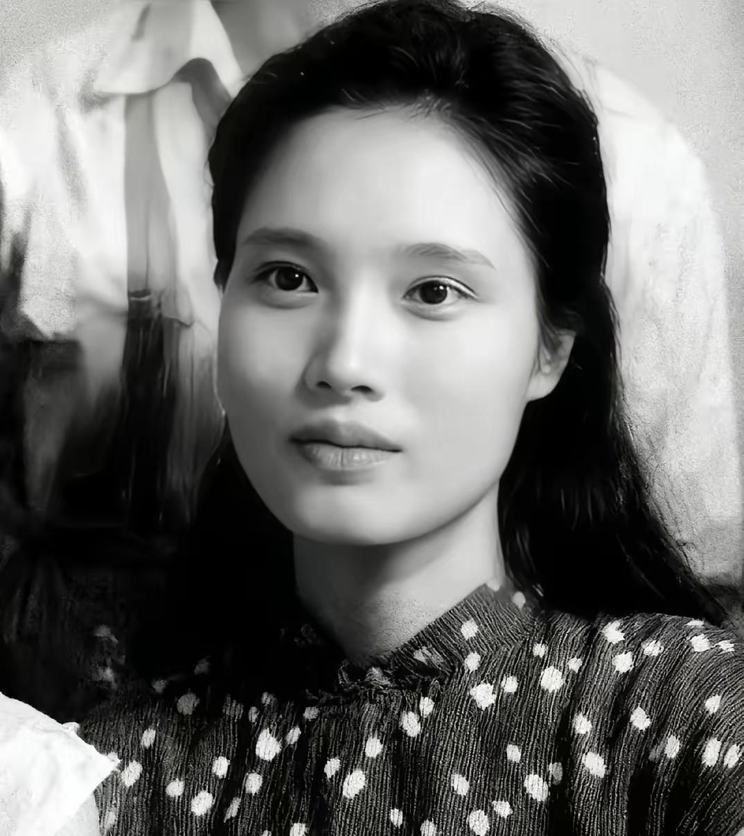 姚明珠是朱枫当年在台湾搞情报时的战友。1963年她因为送情报被国民党抓了，在刑场