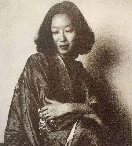 1995年，张爱玲在美国出租屋内去世，尸体一周后才被发现。她一丝不挂地躺在床上，