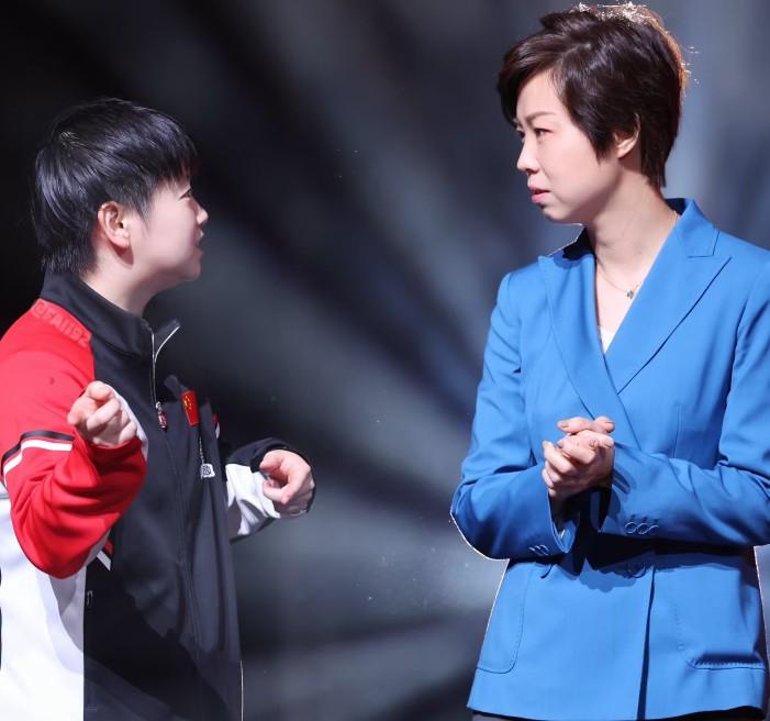 孙颖莎性格真的是活泼开朗遇上谁都能聊一下颁奖的时候看见张怡宁了，球迷说站