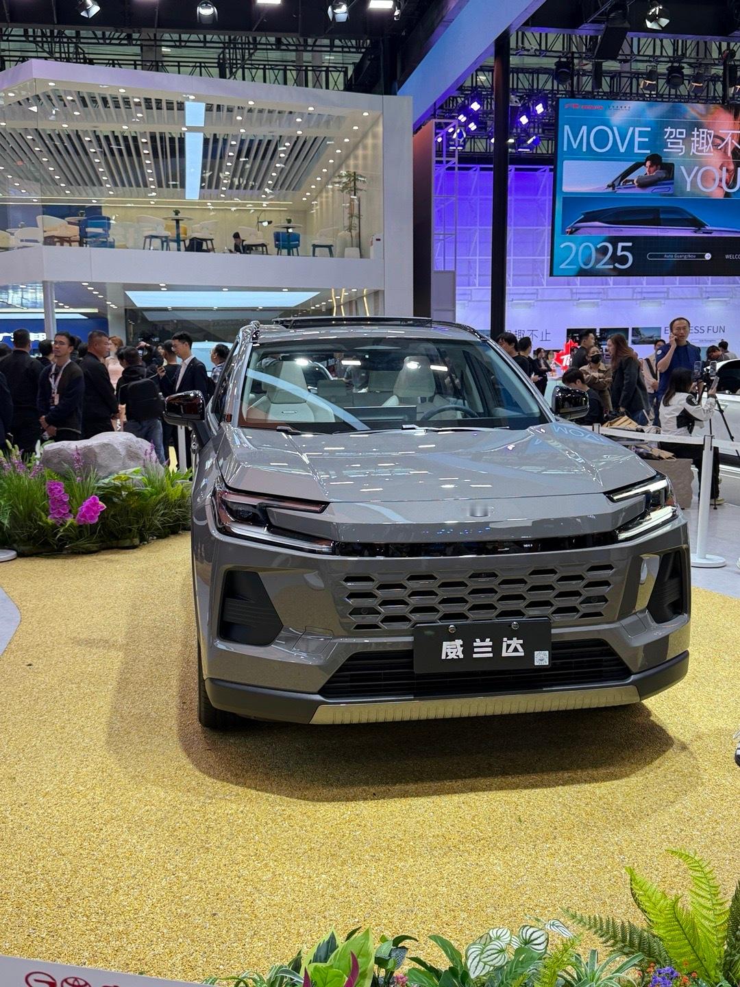 广州车展丰田展台真的太挤了，里三层外三层的，挤了好久才看到威兰达实车感觉这次换代