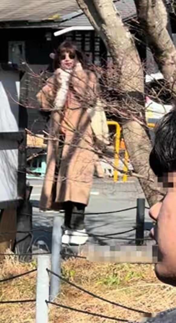 SHE日本逛街被偶遇，都发福明显，田馥甄行走缓慢孕肚抢镜！！！！！！！！