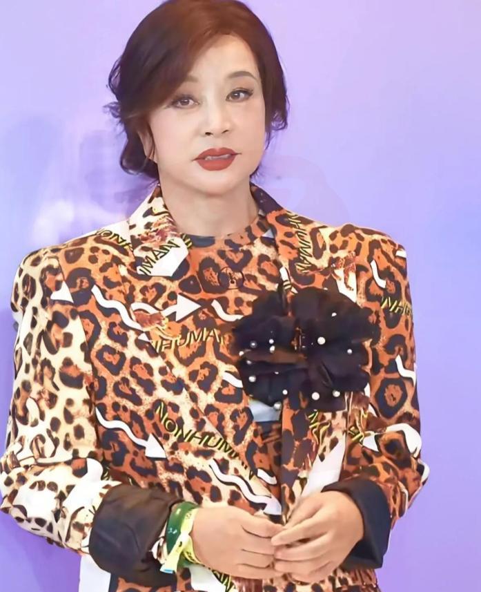 75岁刘晓庆抱着外孙突然落泪：我这辈子最错的决定。她年轻时片场连轴转，错过妹妹