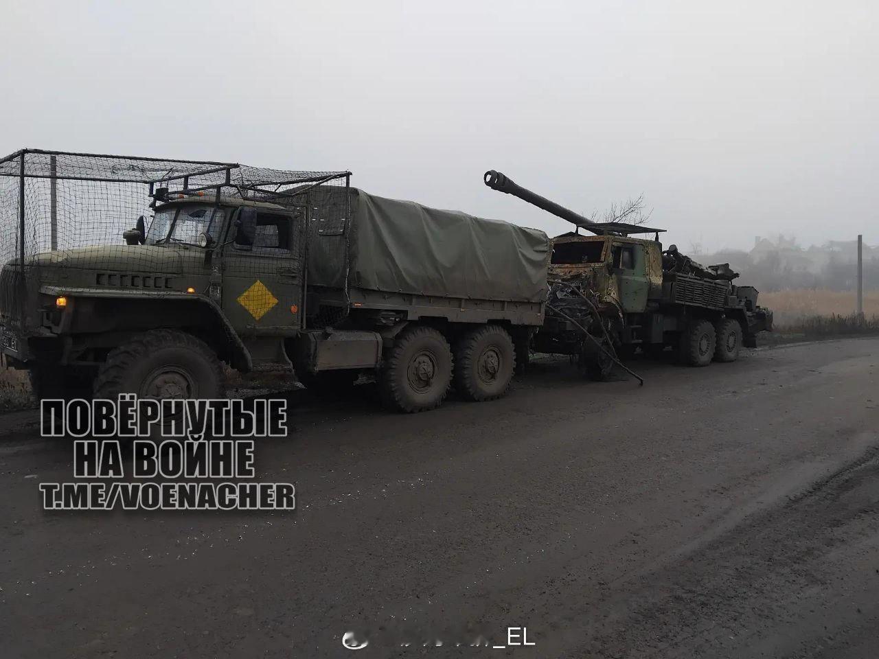 乌军回收一辆“凯撒”自行榴弹炮的残骸。