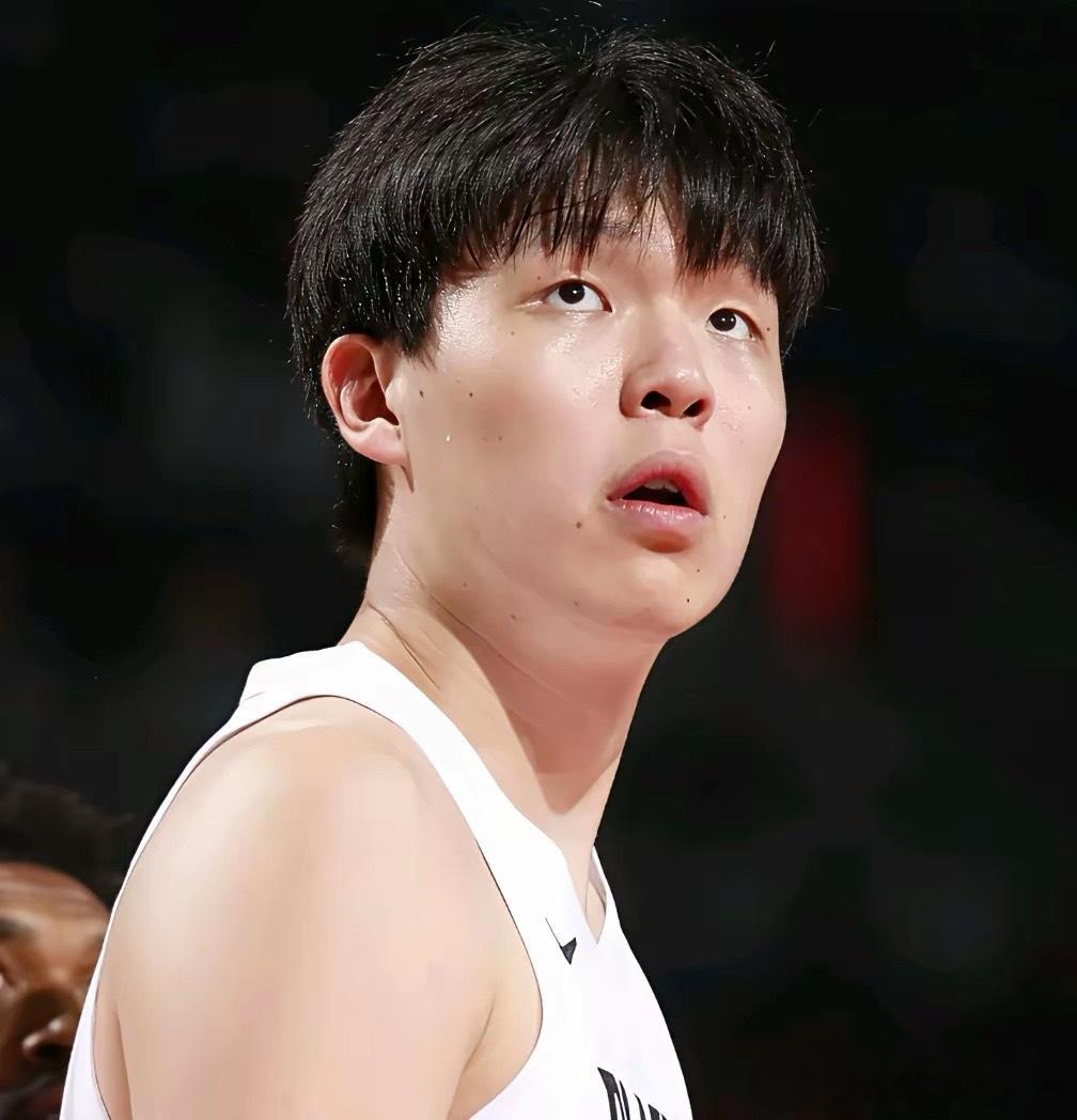 最近不少网友都给杨瀚森找NBA下家，都说马刺和76人最适合他。说实话，能去这两队确实不错。去马刺的话