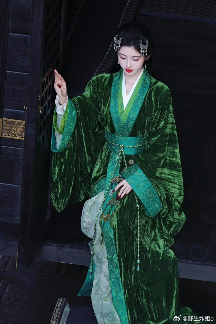 鞠婧祎整体长相柔和温润，没有尖锐凌厉的棱角，自带江南烟雨般的温柔氛围感。写真、片