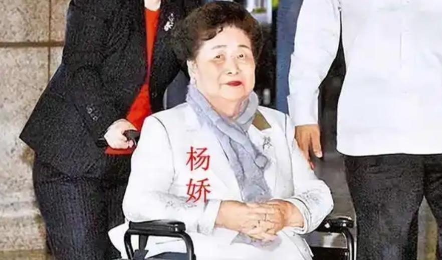 1975年，台湾首富的妻子杨娇，因受不了丈夫出轨，毅然放弃豪门生活，带着30