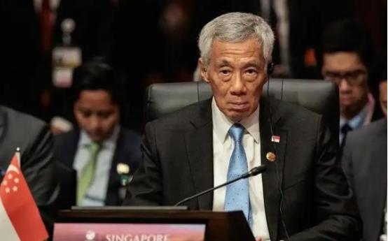 川普为何变“聪明”了？很有可能躲在川普背后的那个“暗鬼”就是新加坡。因为中国海