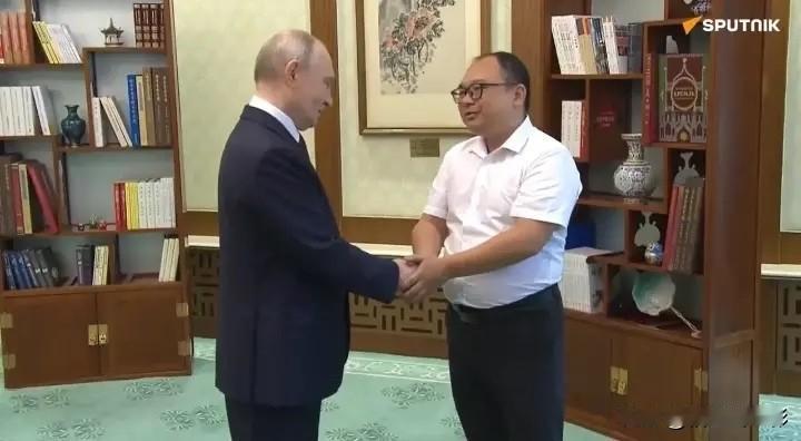 5月20日下午，俄罗斯总统普京在钓鱼台国宾馆会见了一位特殊的客人。这位客人不