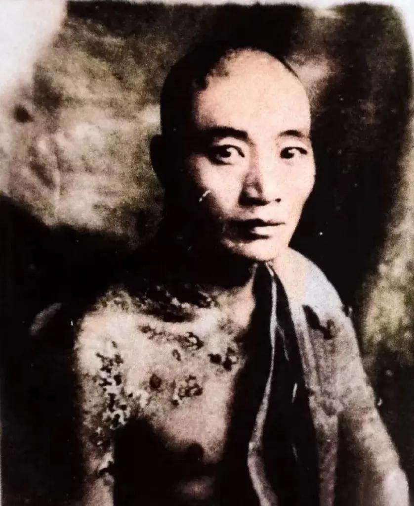 照片里先辈的眼神穿透岁月直击人心，让人心痛又敬佩！1942年河南渑池，先辈