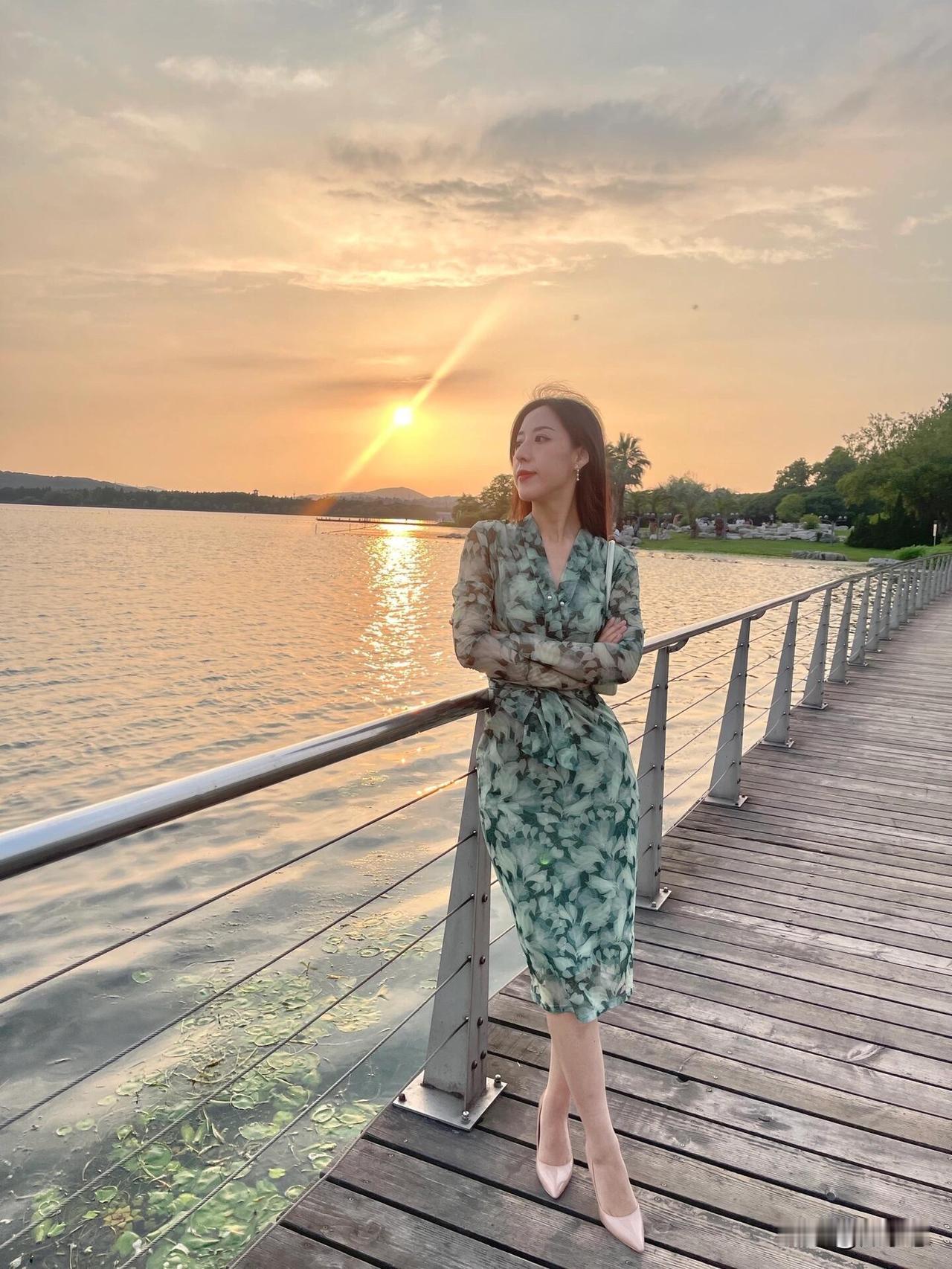 让晚风轻轻吹送了落霞