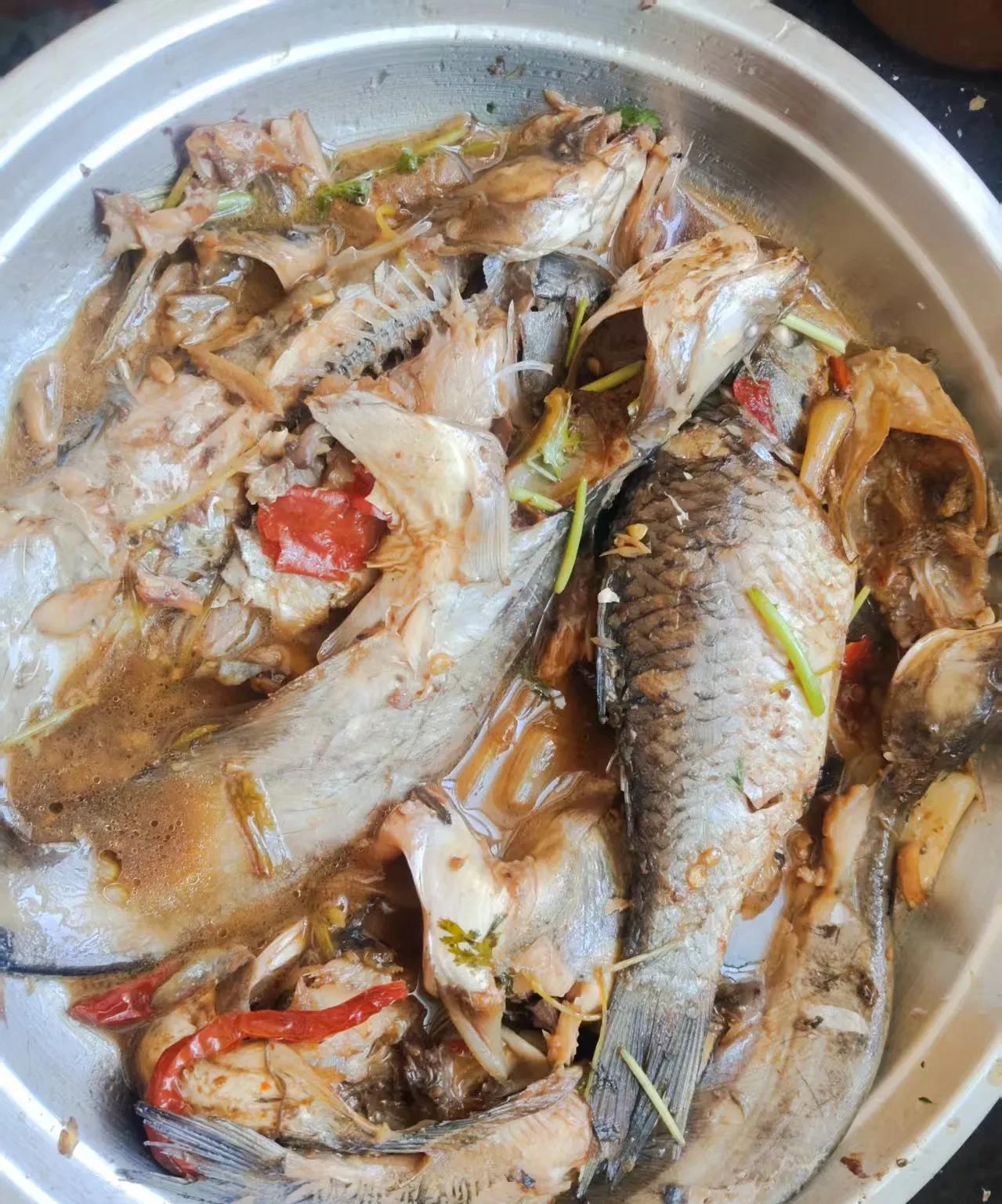 月子仇（九十六）一时间，年年讪讪地笑，翠翠怕凤凤说实话，就多瞅她几眼。不料，凤