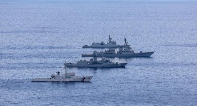 黄岩岛以东爆发激烈对峙，052D合肥舰当着美军的面，羞辱菲律宾护卫舰！就在几天前