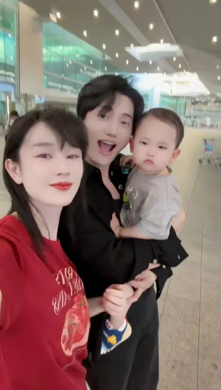 张檬16个月儿子还在喝母乳这个年龄喝母乳也很正常呀~张檬对儿子很用心