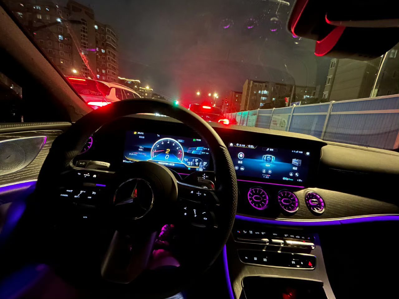 我的奔驰CLS类带鱼屏(其实是双联屏)全幅方向盘不挡信息，信息呈现很密集但很舒服