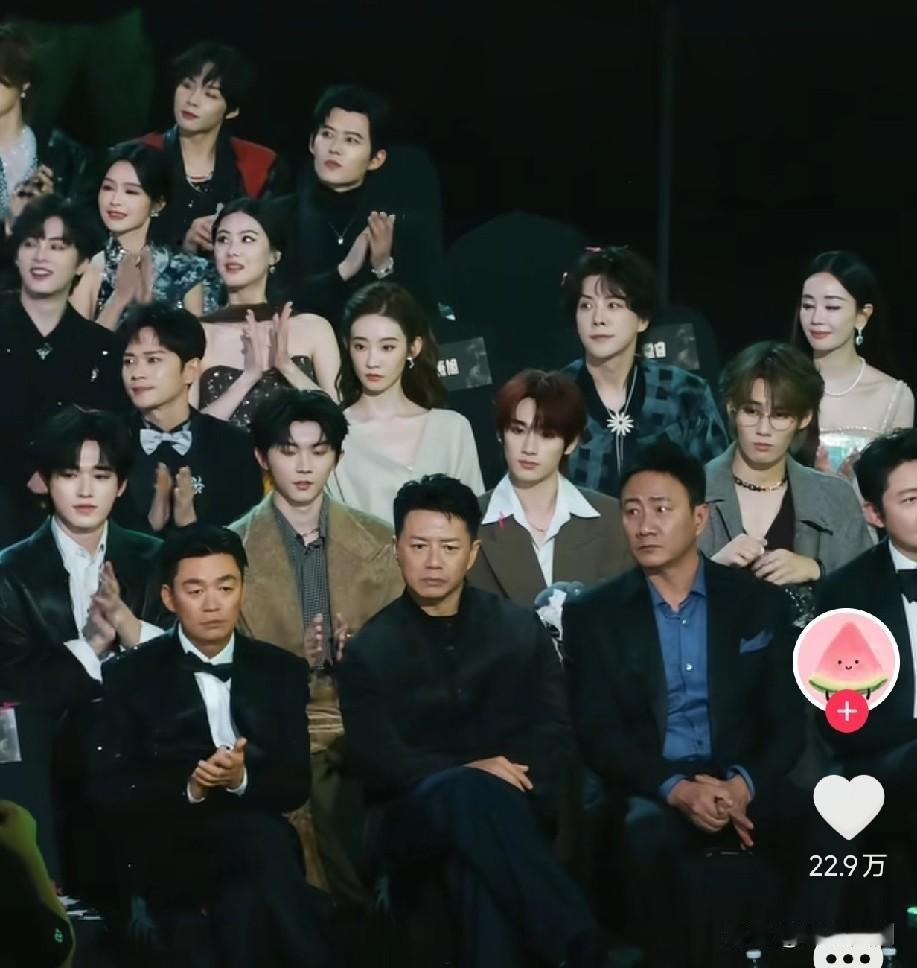 星光大赏第一排：王宝强，段奕宏，胡军，郭京飞第二排：不认识第三排：曹俊，