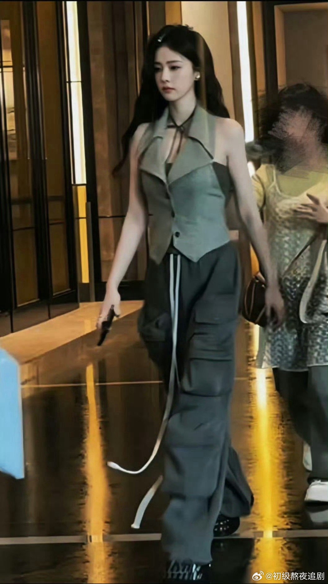 白鹿脸小看起来上半身好壮