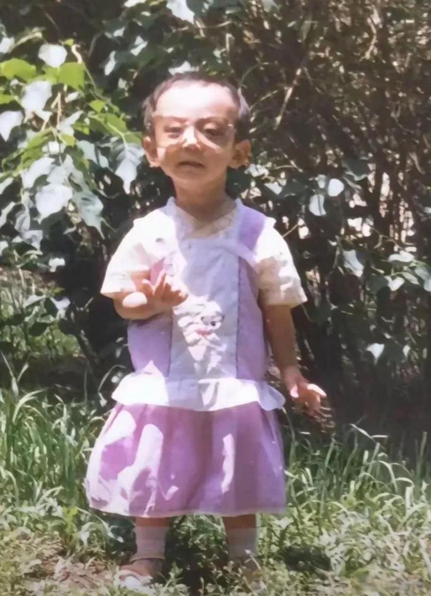 看过张维伊小时候，就觉得他现在这样已经不错了。也是苦孩子，他妈妈生二胎时，羊水